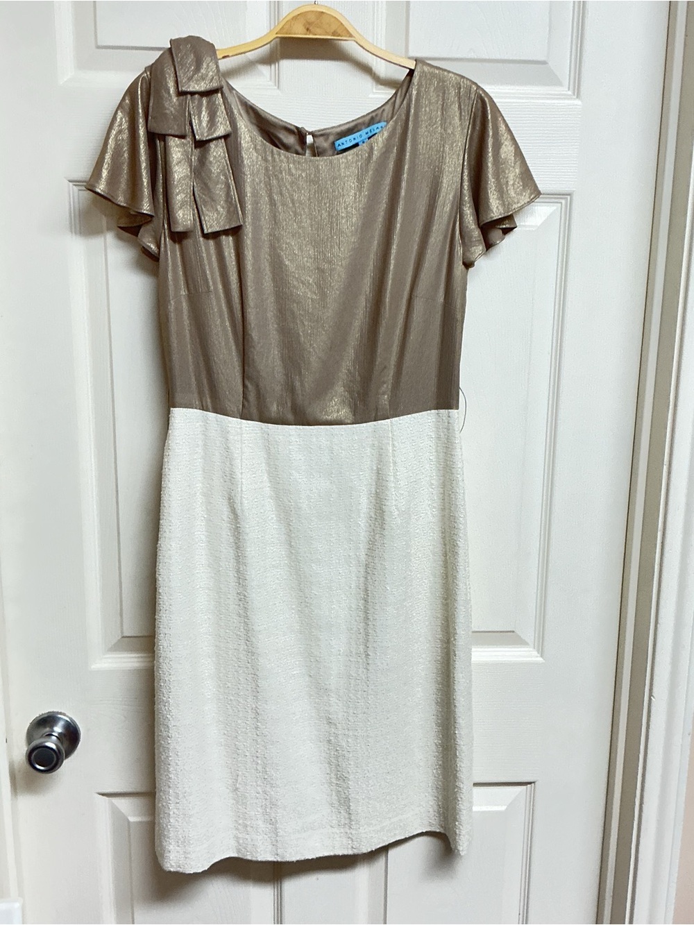 ANTONIO MELANI Sz 6 Gold Cream Tailored Knee Length Work Office Pencil Dress